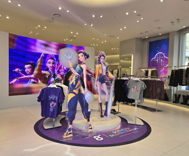 ▲'에잇세컨즈 X 케이팝 데몬 헌터스' 협업 상품이 에잇세컨즈 에버랜드점에 진열돼있다. (사진제공=삼성물산)