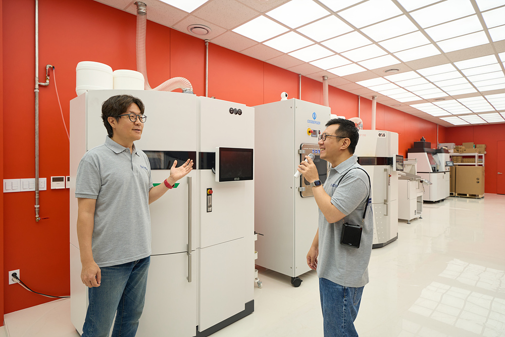 ▲파운드리 공간 소개하는 브리즘 박형진(좌), 성우석(우) 대표 (사진제공=브리즘)