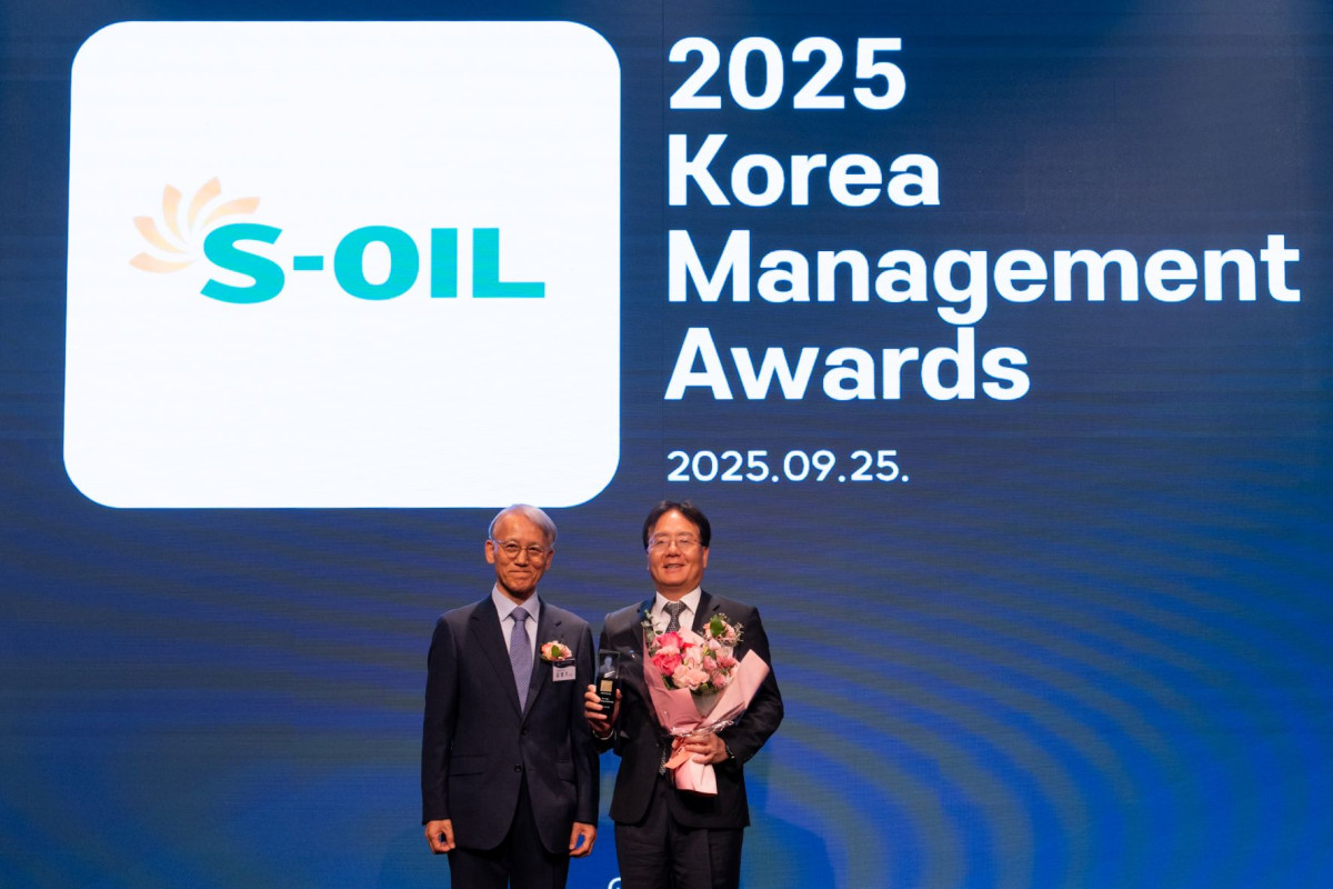 ▲2025 한국경영대상에서 이영호 에쓰오일 영업전략부문장(오른쪽)과 김영기 산업정책연구원 원장이 기념 촬영을 진행중이다. (에쓰오일)