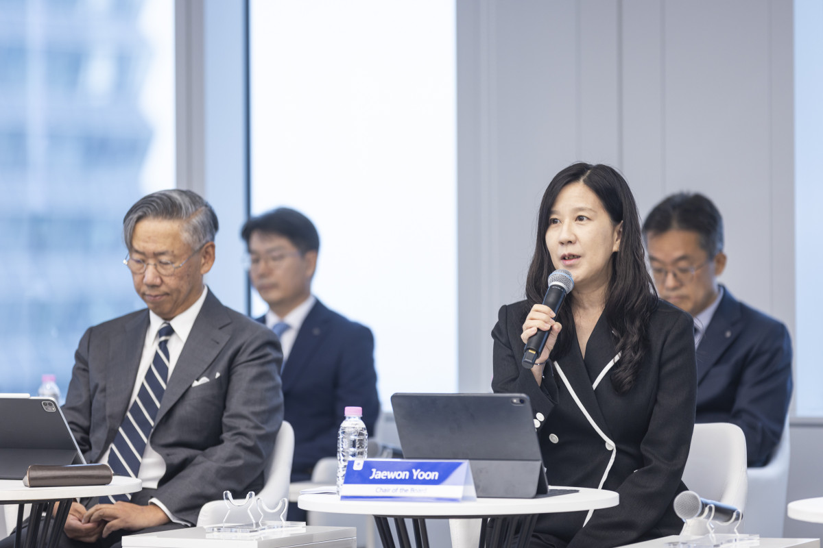 ▲이날 진행된 라운드테이블에서 윤재원 신한지주 이사회 의장(오른쪽)이 기관투자자들의 질문에 답하고 있다. (사진 왼쪽 이용국 사외이사) (사진제공=신한금융그룹)