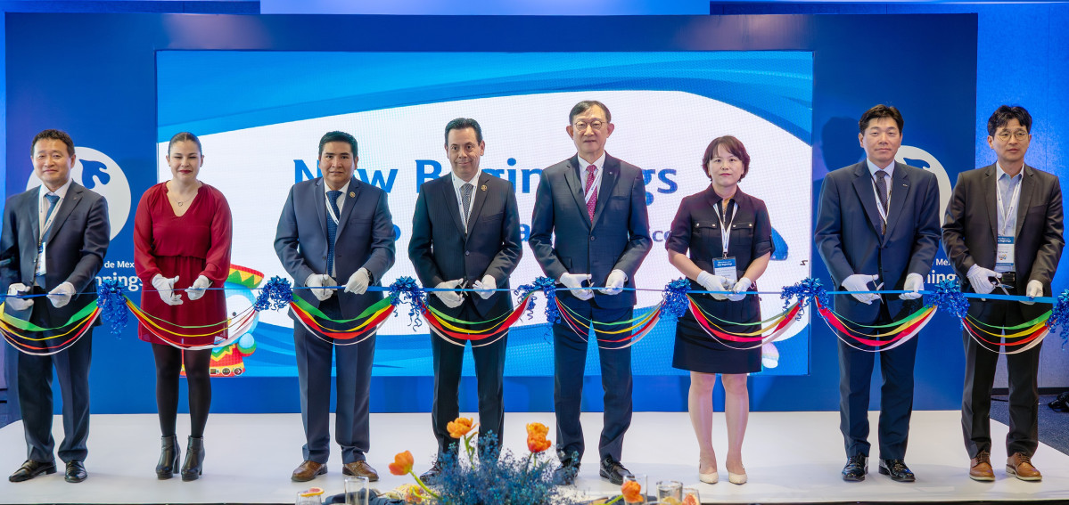 ▲24일(현지시간) 멕시코 멕시코시티 소재 뉴욕 라이프타워에서 진행된 현지법인 멕시코신한은행 확장이전 기념식에서 서승현 신한은행 글로벌사업그룹장(오른쪽 네번째), 씨로 안토니오 쎄레세도 바티스타 멕시코 금융감독원국장(오른쪽 다섯번째), 이상희 주멕시코대사관 총영사(오른쪽 세번째)가 행사 참석자들과 함께 테이프 커팅하는 모습 (사진제공=신한은행)