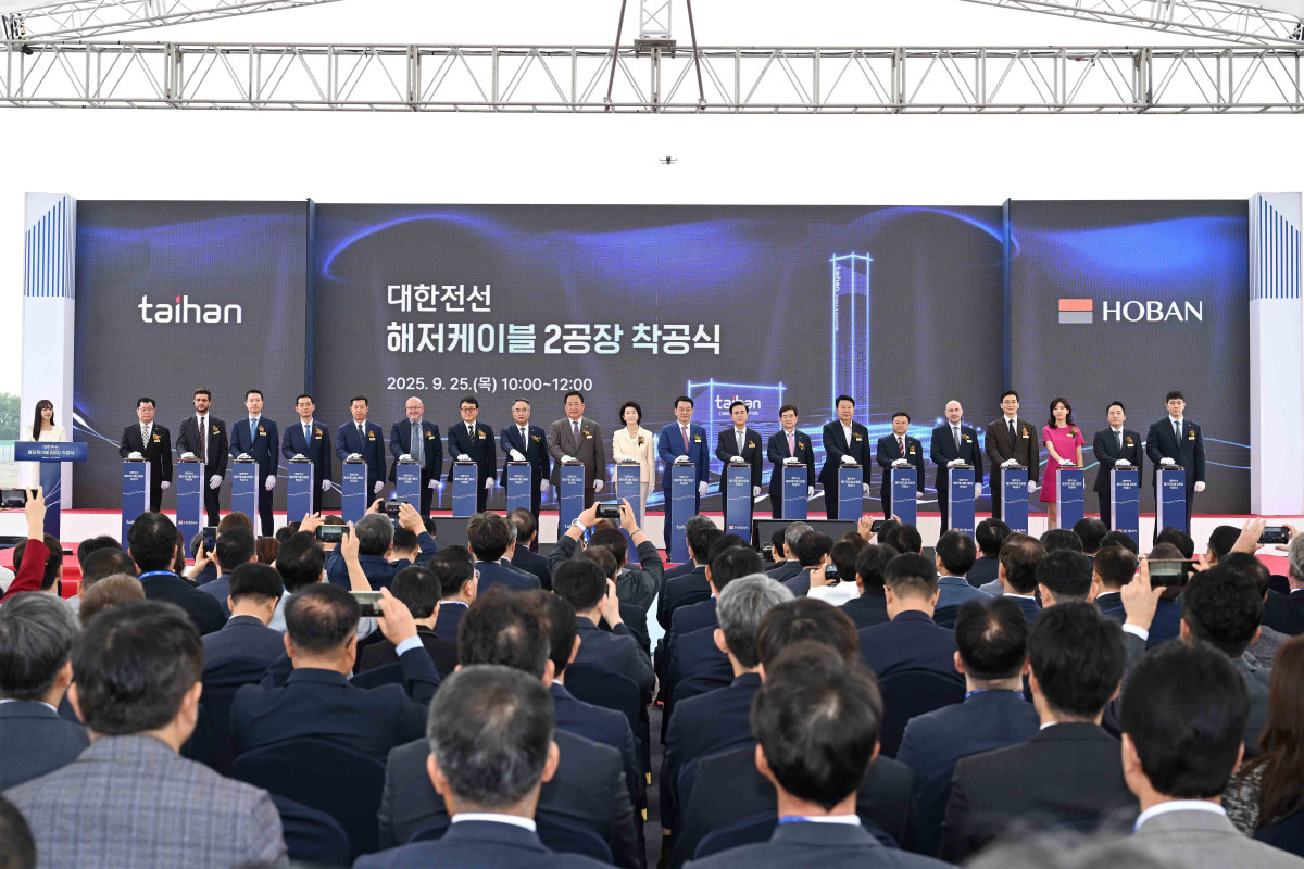 ▲대한전선 당진해저케이블2공장 착공식에 참여한 주요 관계자들이 세리머니를 하고 있다.(좌측부터) 강진연 대한전선 노조위원장, Cunext의 Antonio Nieto Esteban, Kiewit의 Forest Rong, 김준석 대한전선 부사장, 안마해상풍력 조언우 대표, NG의 Jonathan Maughan, 서철수 한국전력공사 부사장, 송종민 대한전선 대표이사 부회장, 어기구 국회의원, 호반문화재단 우현희 이사장, 호반그룹 창업주 김상열 회장, 김태흠 충남도지사, 김선규 호반그룹 회장, 오성환 당진시장, 서영훈 당진시의회 의장, EDF의 Vincent Boulanger, 김대헌 호반그룹 기획총괄사장, 김민형 호반그룹 커뮤니케이션실 상무, KG케미칼 곽정현 대표, 김민성 호반그룹 기획관리실장. (사진제공=대한전선)