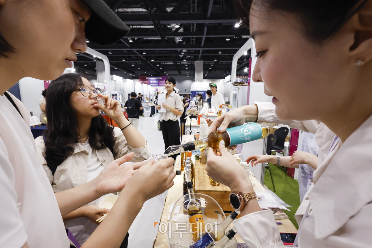 ▲25일 서울 강서구 코엑스마곡에서 열린 2025 서울국제주류&와인박람회 마곡을 찾은 참관객들이 주류 시음을 하고 있다. 하반기 서울 마곡에서 처음 개최되는 서울국제주류&와인박람회 마곡은 국내·외 와인을 비롯해 전통주, 위스키, 맥주 등 다양한 주종 등이 출품하며 약 180개사 220개 부스 규모로 이날부터 27일까지 3일간 열린다. 조현호 기자 hyunho@