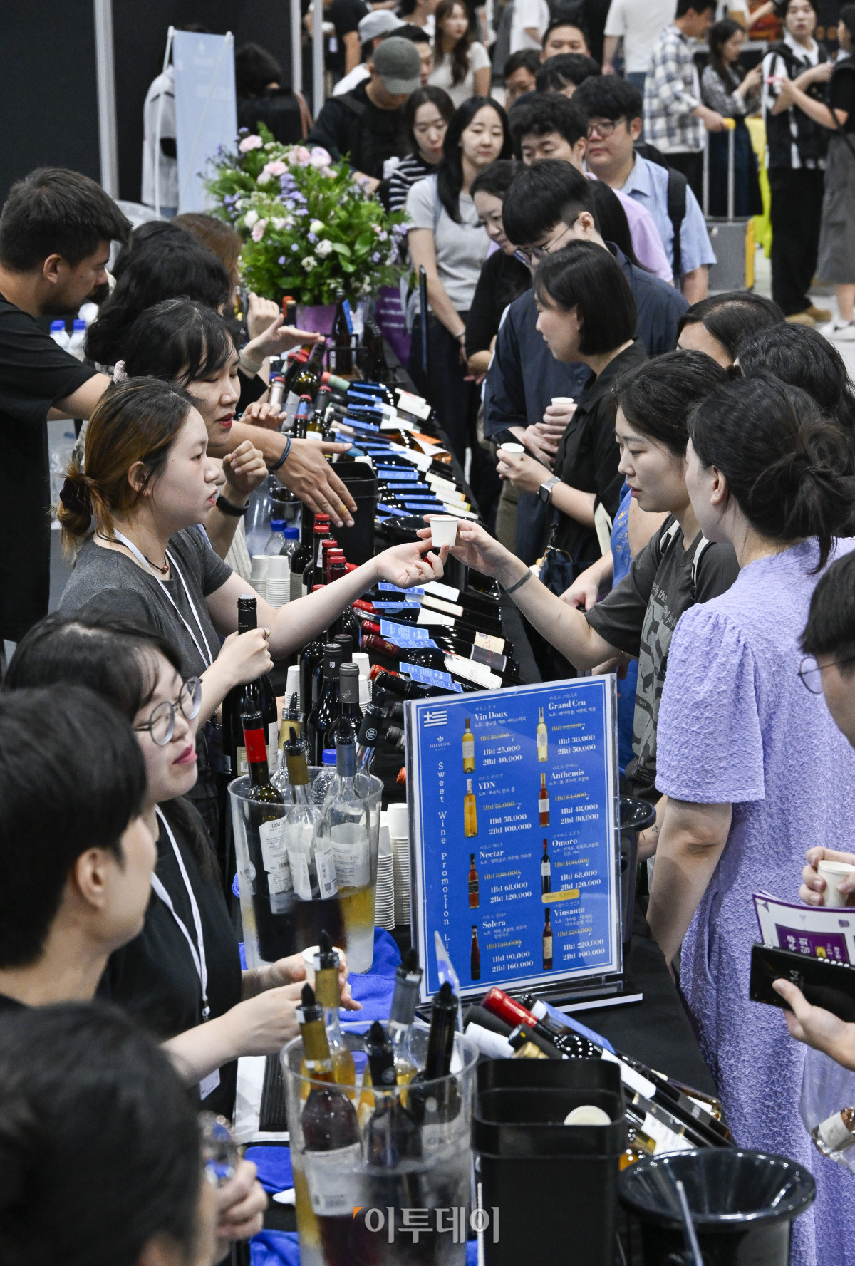 ▲25일 서울 강서구 코엑스마곡에서 열린 2025 서울국제주류&와인박람회 마곡을 찾은 참관객들이 주류 시음을 하고 있다. 하반기 서울 마곡에서 처음 개최되는 서울국제주류&와인박람회 마곡은 국내·외 와인을 비롯해 전통주, 위스키, 맥주 등 다양한 주종 등이 출품하며 약 180개사 220개 부스 규모로 이날부터 27일까지 3일간 열린다. 조현호 기자 hyunho@