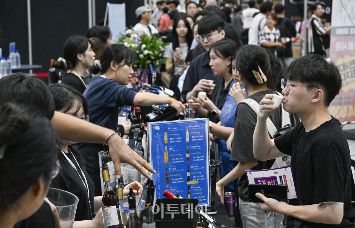 ▲25일 서울 강서구 코엑스마곡에서 열린 2025 서울국제주류&와인박람회 마곡을 찾은 참관객들이 주류 시음을 하고 있다. 하반기 서울 마곡에서 처음 개최되는 서울국제주류&와인박람회 마곡은 국내·외 와인을 비롯해 전통주, 위스키, 맥주 등 다양한 주종 등이 출품하며 약 180개사 220개 부스 규모로 이날부터 27일까지 3일간 열린다. 조현호 기자 hyunho@