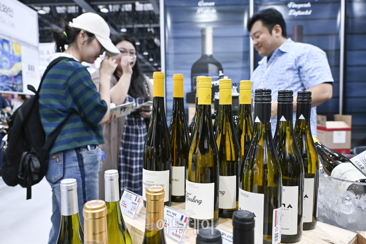 ▲25일 서울 강서구 코엑스마곡에서 열린 2025 서울국제주류&와인박람회 마곡을 찾은 참관객들이 주류 시음을 하고 있다. 하반기 서울 마곡에서 처음 개최되는 서울국제주류&와인박람회 마곡은 국내·외 와인을 비롯해 전통주, 위스키, 맥주 등 다양한 주종 등이 출품하며 약 180개사 220개 부스 규모로 이날부터 27일까지 3일간 열린다. 조현호 기자 hyunho@