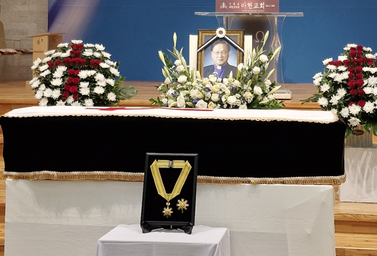 ▲정부가 최근 별세한 고(故) 신경하 감독에게 국민훈장 모란장을 추서했다. 문진영 대통령실 사회수석은 25일 고인의 장례 예식이 진행되는 아현감리교회를 찾아 정부를 대표해 훈장을 전달했다. (문체부)