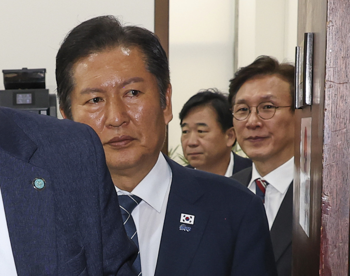 ▲정청래 더불어민주당 대표와 김민석 국무총리가 25일 국회 민주당 대표실에서 금융정책·감독분리 관련 긴급 고위 당정대 회의를 마친 뒤 회의실을 빠져 나오고 있다. (연합뉴스)