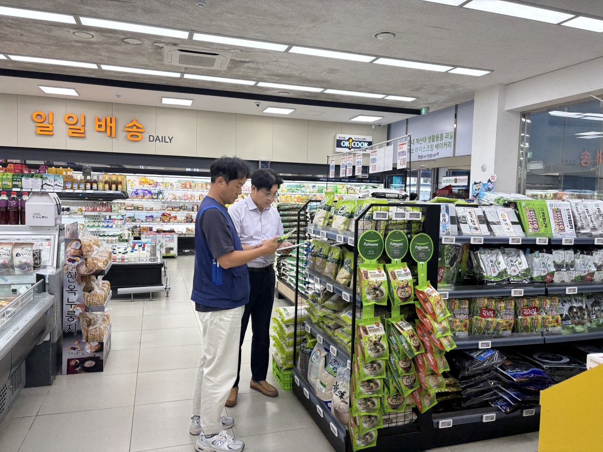 ▲농협 경기감사국이 25일 하나로매장에서 식품안전 특별점검을 진행하고 있다. (경기농협)