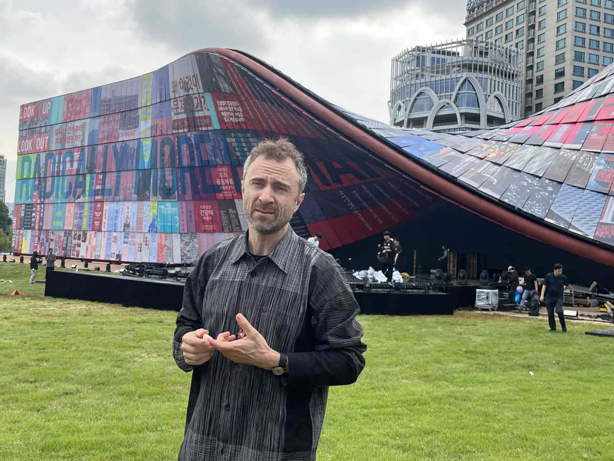 ▲제5회 서울도시건축비엔날레 총감독을 맡은 토마스 헤더윅이  초대형 설치물 ‘휴머나이즈 월’(Humanise Wall)에 대해 설명하고 있다. 조유정 기자 youjung@