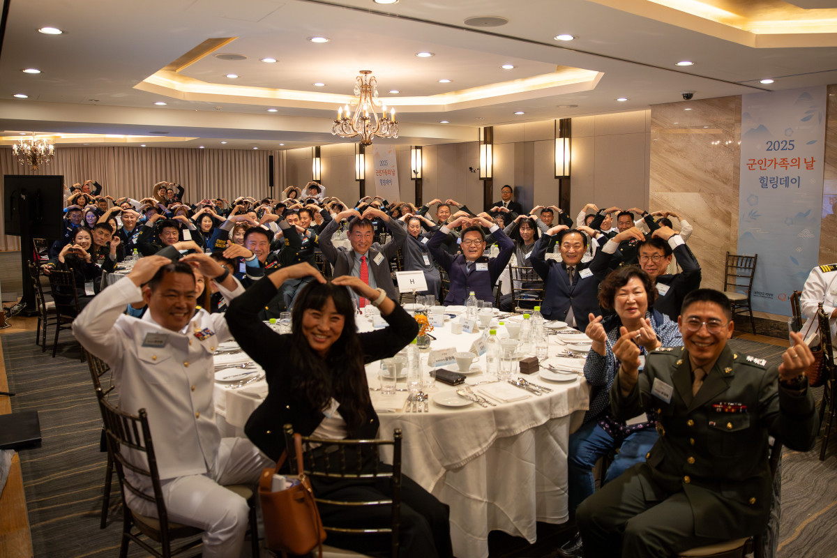 ▲한화 방산 3사와 국방부가 지난 24일 서울 광진구 그랜드 워커힐 서울에서 개최한 '군인가족의 날 힐링데이' 행사에서 국군모범용사상을 받은 장병과 가족 120여 명 등이 하트를 그리며 기념촬영하고 있다. (한화에어로스페이스)