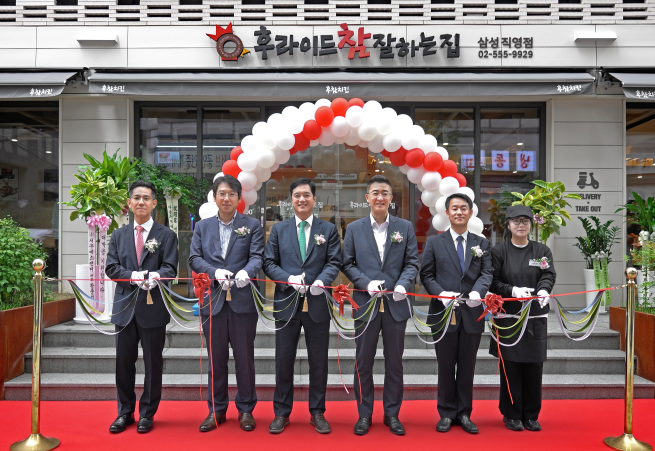 ▲후라이드참잘하는집(후참잘)이 25일 브랜드 최초의 직영점 ‘삼성직영점’을 공식 오픈했다 (자료제공 = 후라이드참잘하는집)