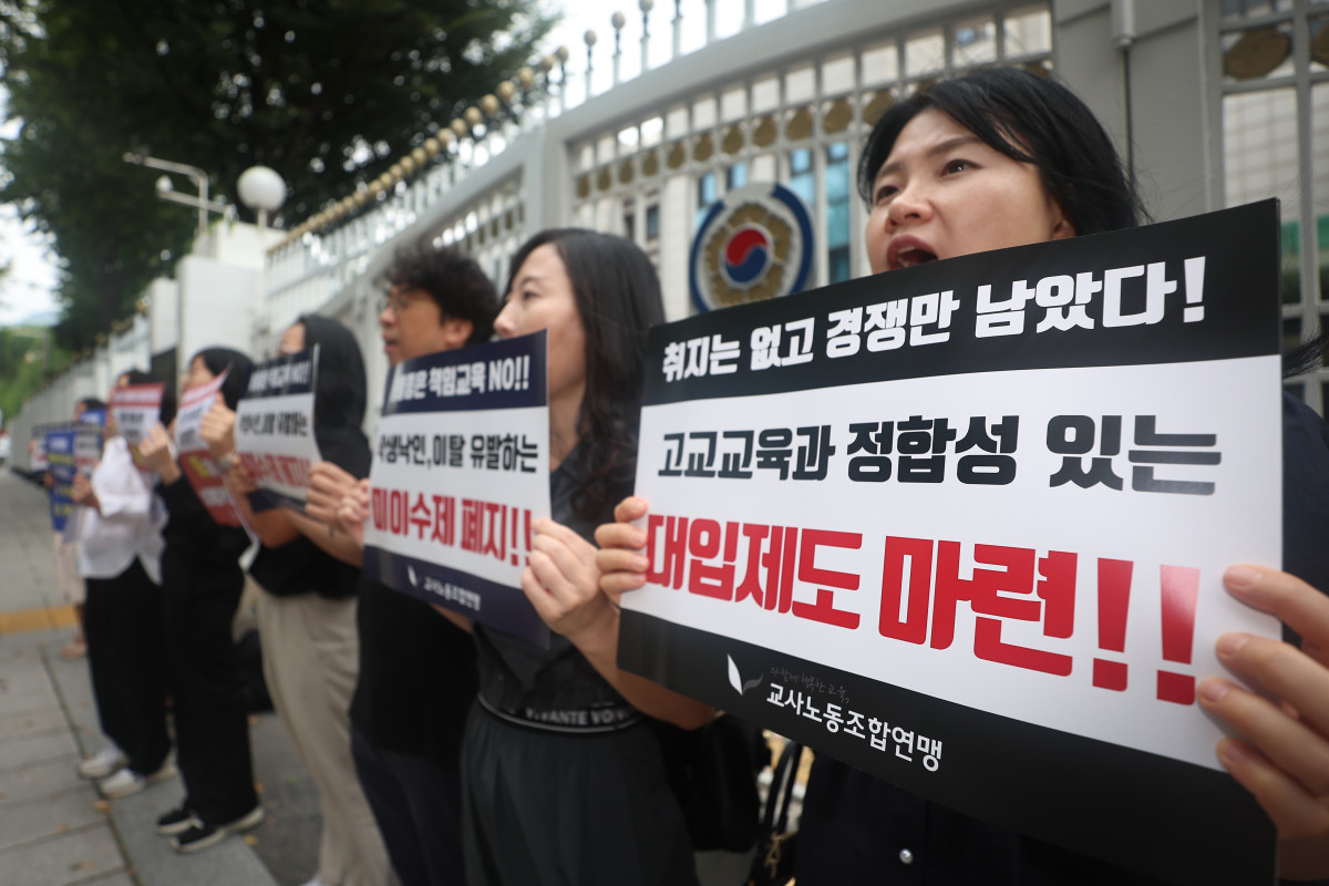 ▲교사노동조합연맹 회원들이 16일 오전 서울 종로구 정부서울청사 앞에서 고교학점제 현장 문제점 제기 및 개선 요구안 팻말 시위를 벌이고 있다. (연합뉴스)
