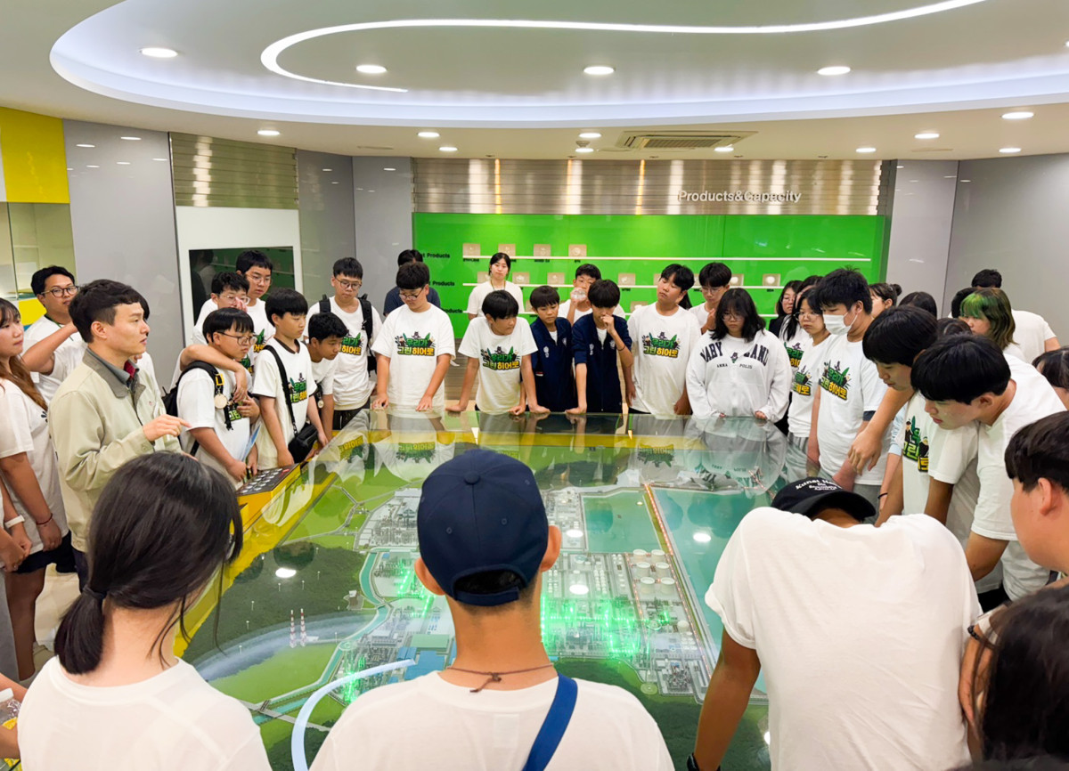 ▲우리가 그린히어로 중학생 활동가들이 LG화학 대산공장을 탐방하여 공장 소개를 듣고 있다. (사진제공=LG화학)