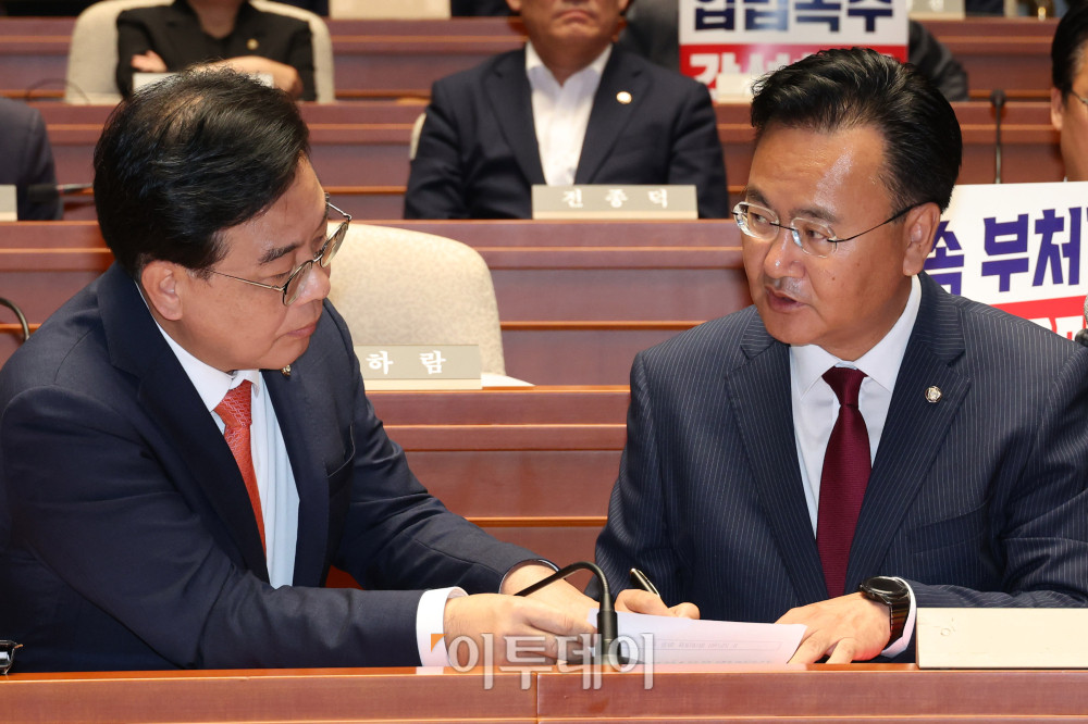 ▲송언석(왼쪽) 국민의흼 원내대표와 유상범 원내수석부대표가 25일 서울 여의도 국회에서 열린 의원총회에서 대화하고 있다. 고이란 기자 photoeran@