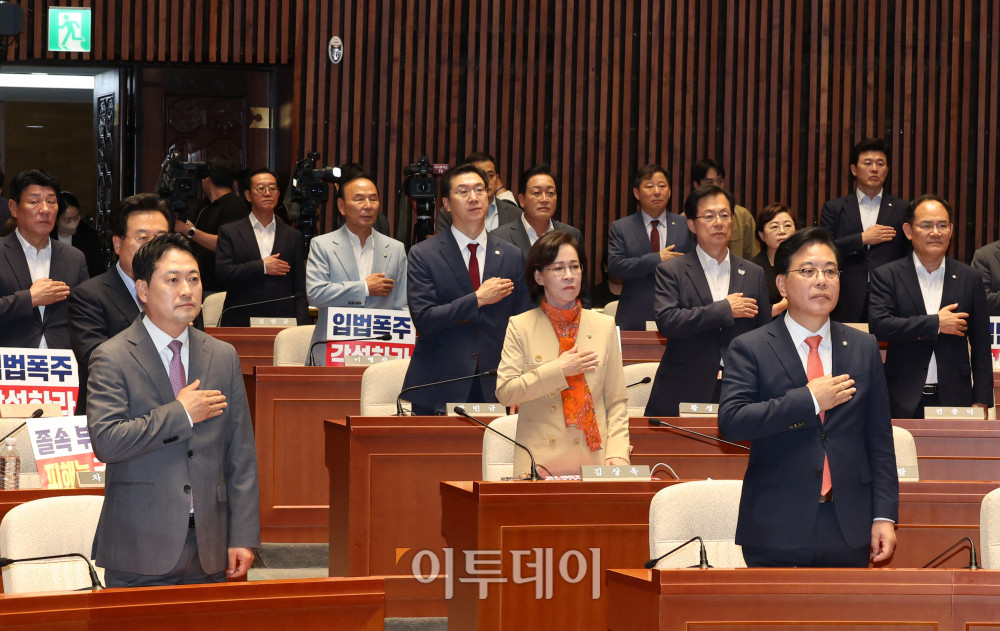 ▲장동혁(앞줄 왼쪽) 국민의힘 대표와 송언석 원내대표가 25일 서울 여의도 국회에서 열린 의원총회에서 국민의례를 하고 있다. 고이란 기자 photoeran@