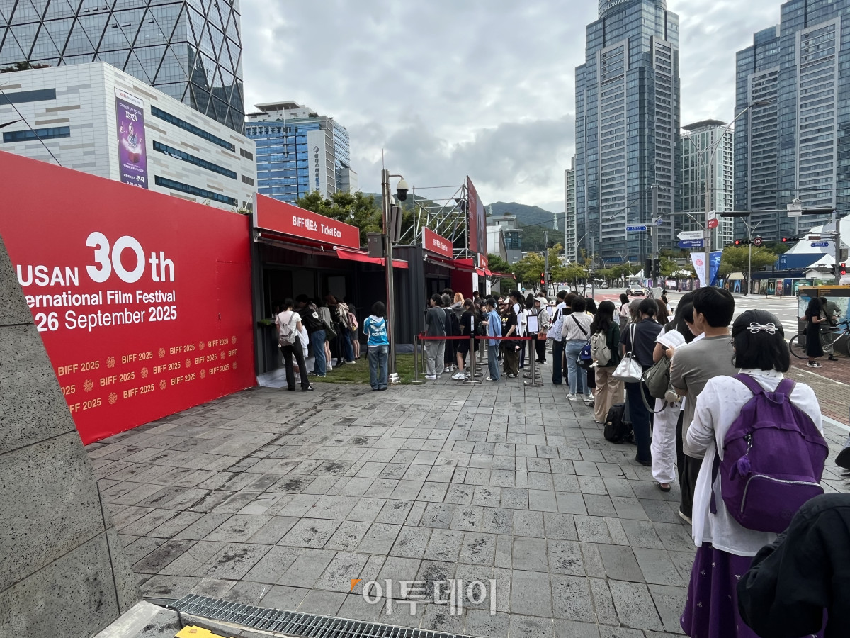 ▲제30회 부산국제영화제가 열린 영화의 전당 앞에서 표를 예매하기 위해 관객들이 줄을 서서 기다리고 있는 모습. (송석주 기자 ssp@)