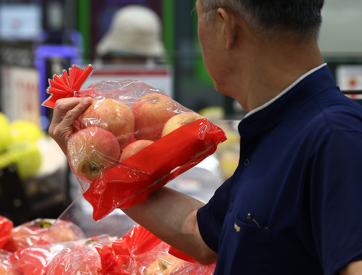 ▲당정이 추석 명절을 앞두고 성수품 공급을 늘려 가격 안정을 노린다. 당정은 사과, 배, 쌀, 대추 등의 공급을 확대하고 바가지 요금 등의 단속에 나설 예정이다. 15일 서울 시내 한 대형마트에 사과가 진열돼 있다. (연합뉴스)