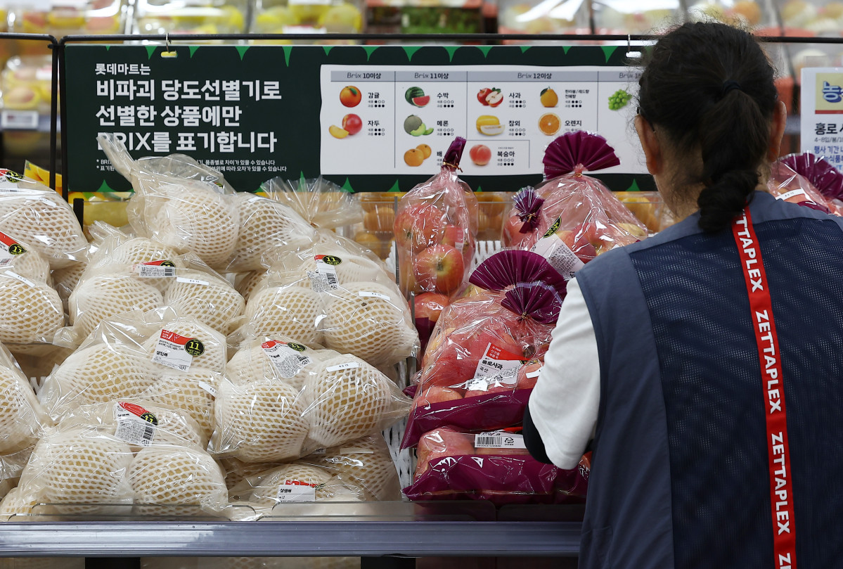 ▲당정이 추석 명절을 앞두고 성수품 공급을 늘려 가격 안정을 노린다. 당정은 사과, 배, 쌀, 대추 등의 공급을 확대하고 바가지 요금 등의 단속에 나설 예정이다. 15일 서울 시내 한 대형마트에 배와 사과가 진열돼 있다. (연합뉴스)