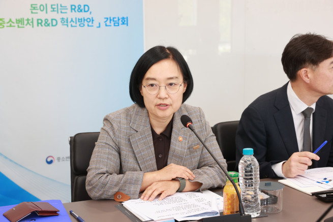 ▲한성숙 중소벤처기업부 장관이 25일 서울 종로구 엔도로보틱스에서 열린 ‘돈이 되는 R&D, 중소벤처 R&D 혁신방안 간담회’에서 인사말을 하고 있다. (사진제공=중소벤처기업부)