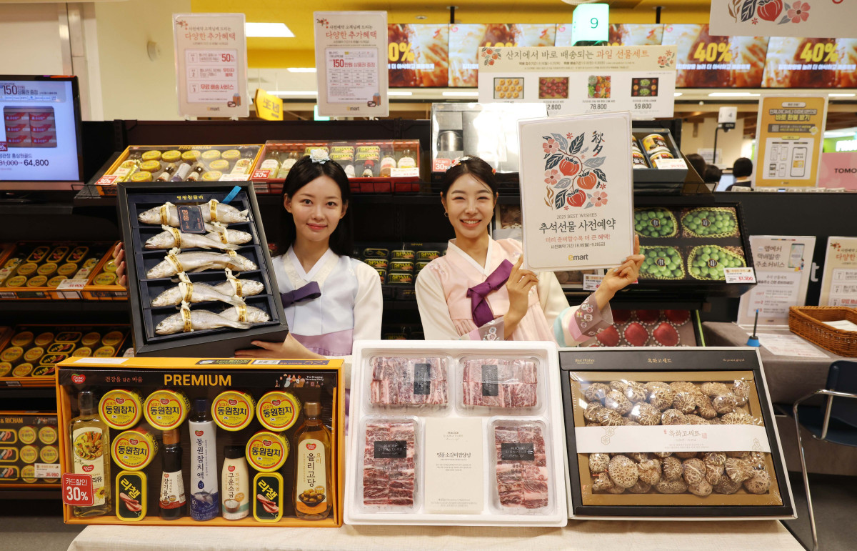 ▲이마트가 지난달 19일 서울 용산구 이마트 용산점에서 ‘2025년 추석 선물세트’ 사전예약 행사를 알리고 있다. 신태현 기자 holjjak@