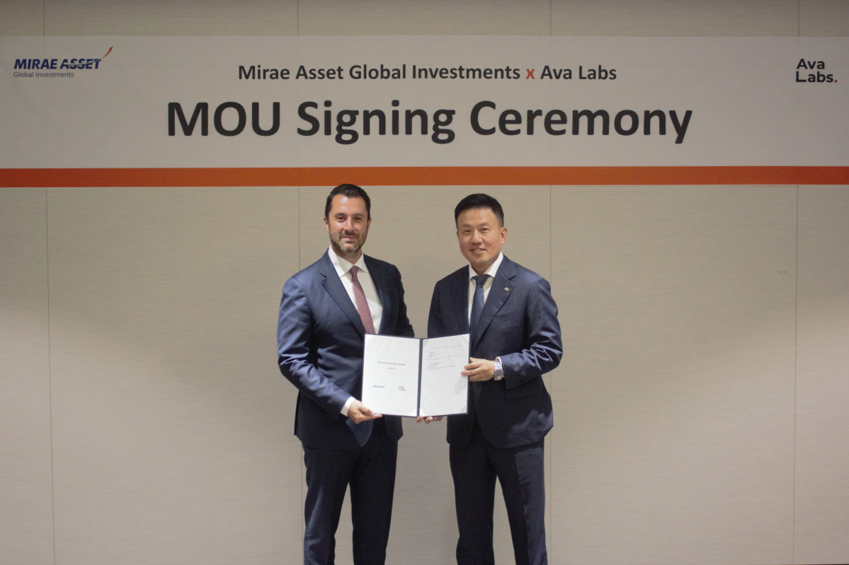 ▲미래에셋자산운용은 블록체인 플랫폼 아발란체(Avalanche) 개발사 ‘아바랩스(Ava Labs)’와 펀드 토큰화와 온체인 운용·결제 시스템 공동 개발을 위한 양해각서(MOU)를 체결했다고 25일 밝혔다. 왼쪽부터 아바랩스 존 나하스(John Nahas) 최고사업책임자(CBO), 미래에셋자산운용 혁신·글로벌경영 부문 대표 김영환 사장 (사진=미래에셋자산운용)