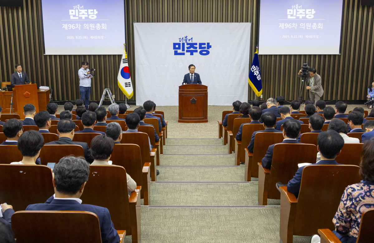 ▲정청래 더불어민주당 대표가 정부조직법 처리를 예고한 본회의를 앞둔 25일 서울 여의도 국회에서 열린 의원총회에서 발언하고 있다. (연합뉴스)