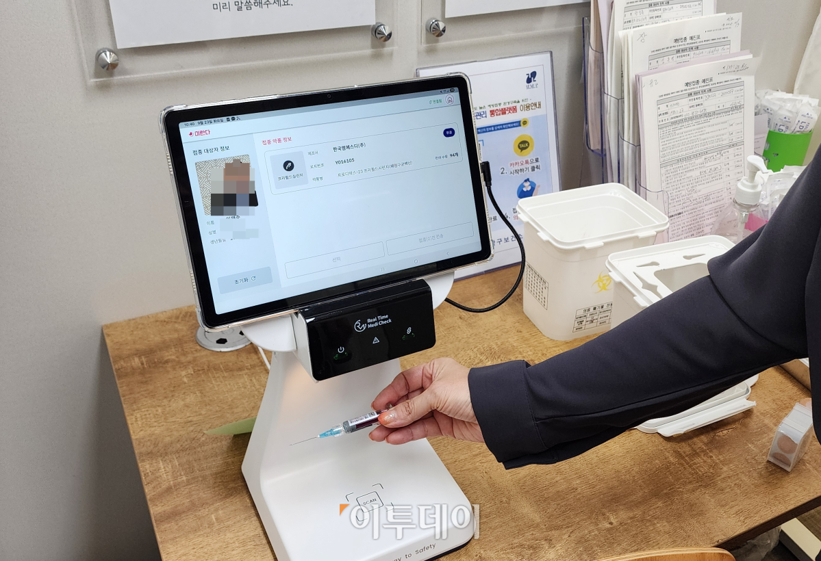 ▲리얼타임메디체크의 예방 접종 관리 통합플랫폼을 사용하고 있는 모습. (이상민 기자 imfactor@)