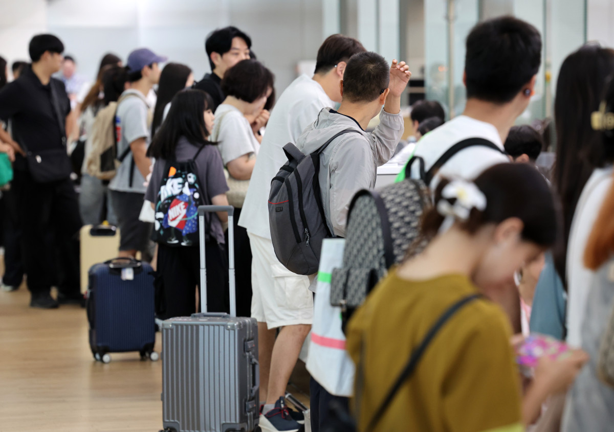 ▲인천국제공항 출국장에 많은 여행객들이 출국 수속을 하고 있다. (뉴시스)