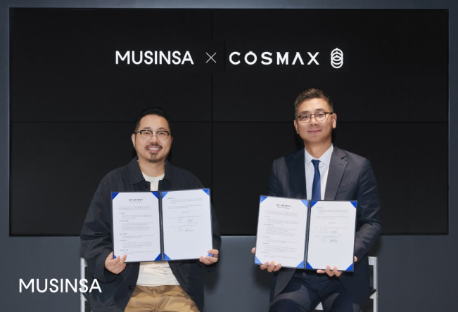 ▲최재영 무신사 커머스부문장(왼)과 최재우 코스맥스 국내마케팅본부 부문장이 MOU 체결식에서 기념사진을 촬영하고 있다. (사진제공=무신사)