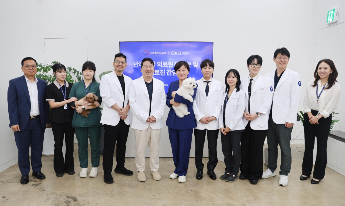 ▲송미령 농림축산식품부 장관(가운데)이 25일 경기 안양시 넬 동물의료센터를 찾아 추석 연휴 진료 준비 상황을 점검하고, 기념 촬영을 하고 있다. (사진제공=농림축산식품부)