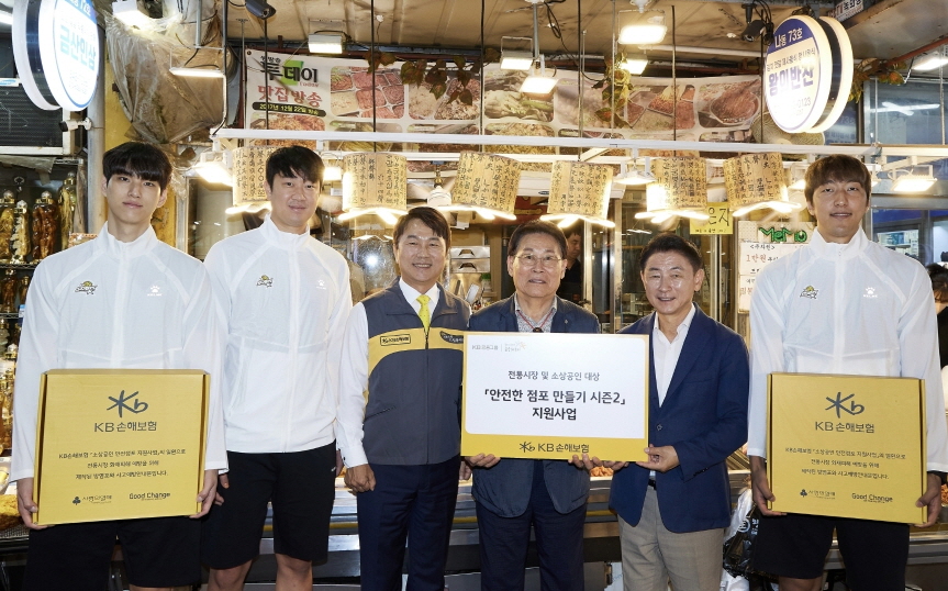 ▲KB손해보험은 9월 24일 KB스타즈 배구단 연고지인 의정부시에 위치한 전통시장과 인근 점포를 대상으로 ‘안전한 점포 만들기’ 사업을 진행했다. (왼쪽부터) KB스타즈 임성진 선수, 나경복 선수, KB손해보험 구본욱 사장, 조진식 의정부제일시장번영회장, 김동근 의정부시장, KB스타즈 차영석 선수. (제공 KB손해보험)