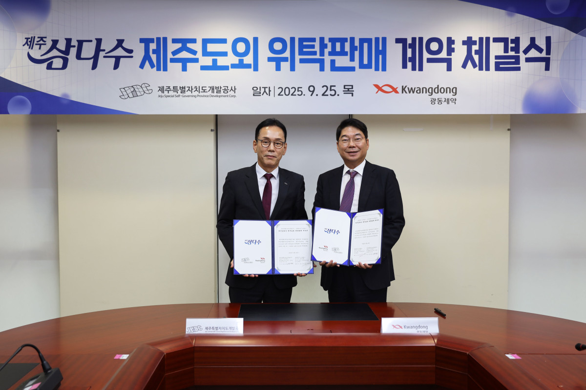 ▲백경훈(왼쪽) 제주개발공사 사장과 최성원 광동제약 회장이 ‘제주삼다수 제주도외 위탁판매 계약 체결식’을 진행하고 있다. (사진제공=제주개발공사)