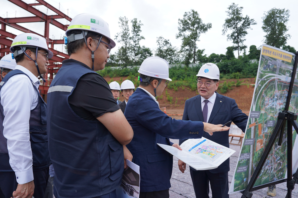 ▲김용진 경기주택도시공사 사장(맨 오른쪽)이 공사 현장에서 직원들과 함께 건설 프로젝트에 대한 브리핑을 받고 있다. (경기주택도시공사)