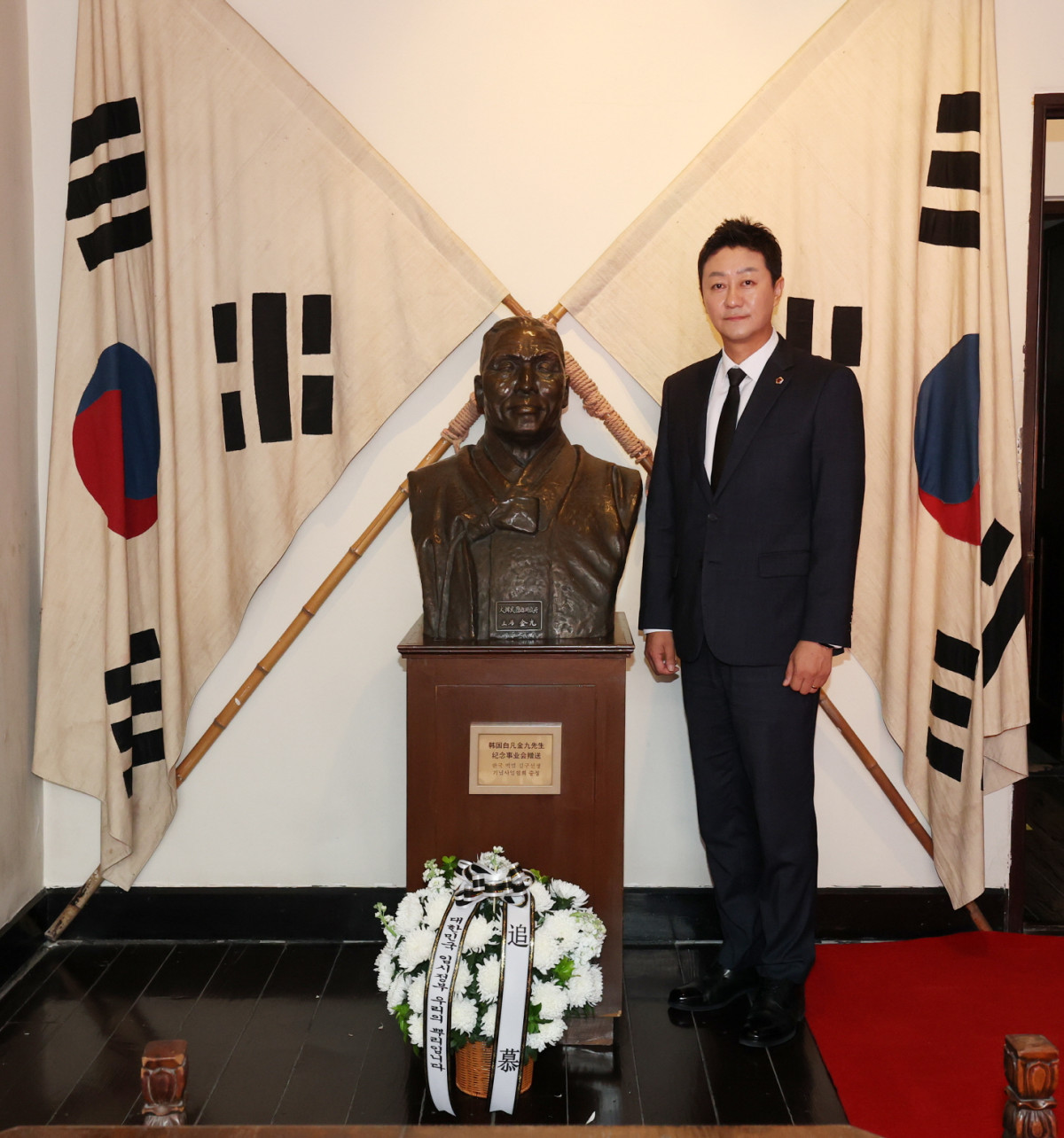 ▲김진경 경기도의회 의장이 상하이 대한민국 임시정부 청사에서 김구 선생 흉상 앞에 조화를 헌정하고 있다. (경기도의회)