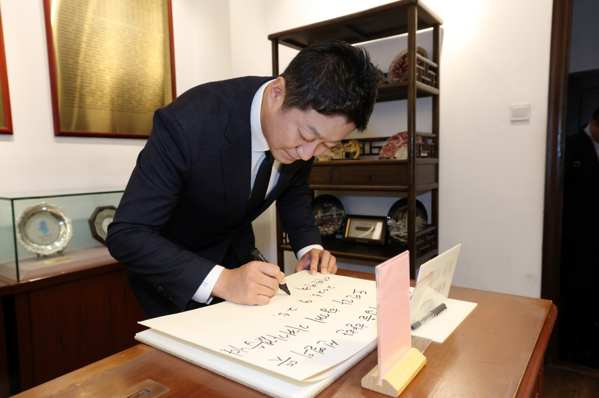 ▲김진경 경기도의회 의장이 중국 상하이 임시정부 청사에서 방문해 메시지를 작성하고 있다. (경기도의회)