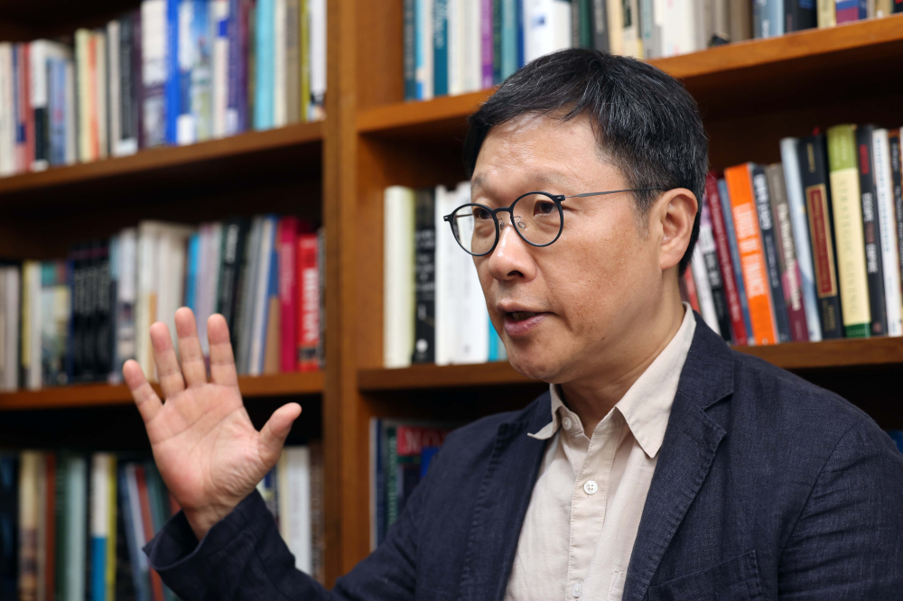 ▲이철희 서울대 경제학부 교수가 10일 서울 관악구 서울대에서 이투데이와 인터뷰를 갖고 있다. 신태현 기자 holjjak@ (이투데이DB)