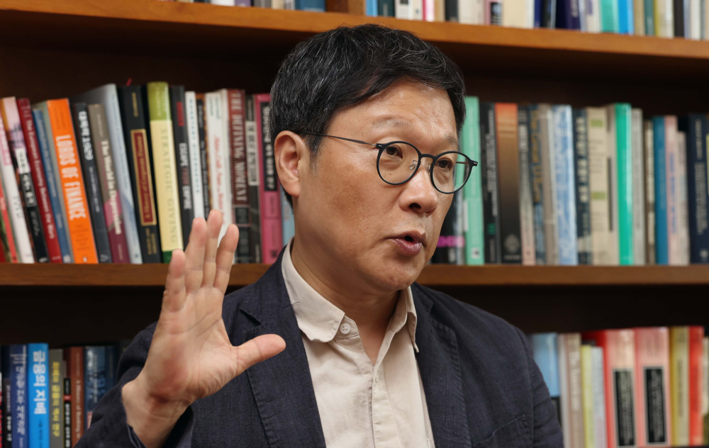 ▲이철희 서울대 경제학부 교수가 10일 서울 관악구 서울대에서 이투데이와 인터뷰를 갖고 있다. 신태현 기자 holjjak@ (이투데이DB)