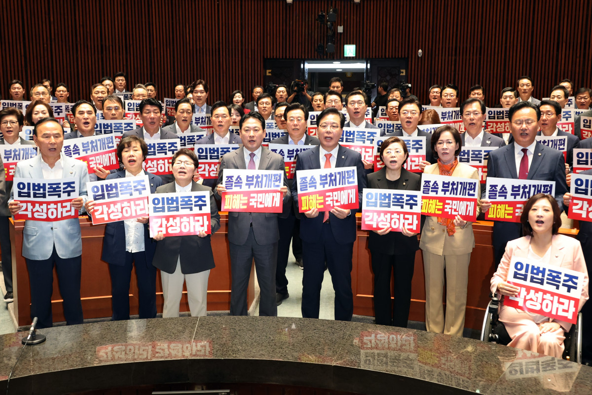 ▲장동혁 국민의힘 대표와 송언석 원내대표를 비롯한 의원들이 25일 서울 여의도 국회에서 열린 의원총회에서 여당의 정부조직법개편안 강행 처리 시도 등을 규탄하며 구호를 외치고 있다. (연합뉴스)