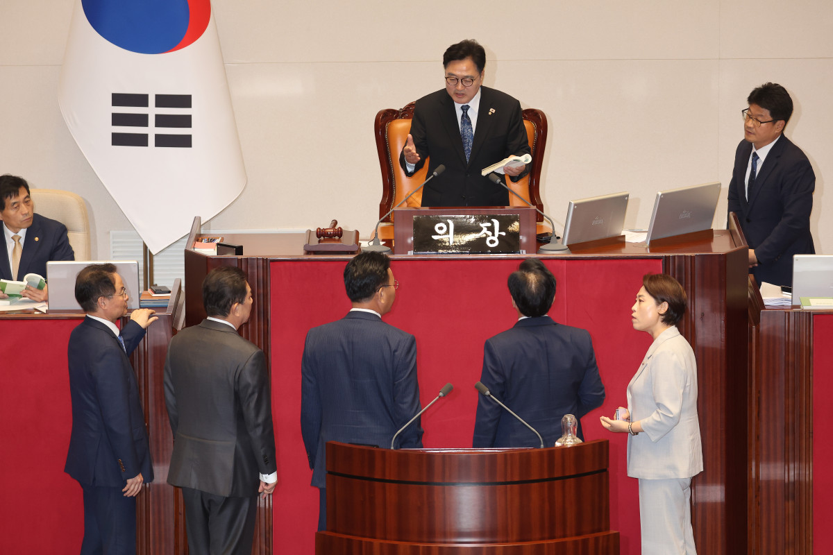 ▲25일 서울 여의도 국회 본회의에서 신속처리안건 지정동의의 건에 대한 투표 개표가 진행되고 있는 가운데 투표수가 명패수보다 한 매 더 많이 나온 것과 관련 더불어민주당 김병기 원내대표, 허영 원내정책수석부대표, 국민의힘 송언석 원내대표, 유상범 원내수석부대표가 우원식 국회의장과 국회법에 대해 이야기하고 있다. 2025.9.25 (연합뉴스)