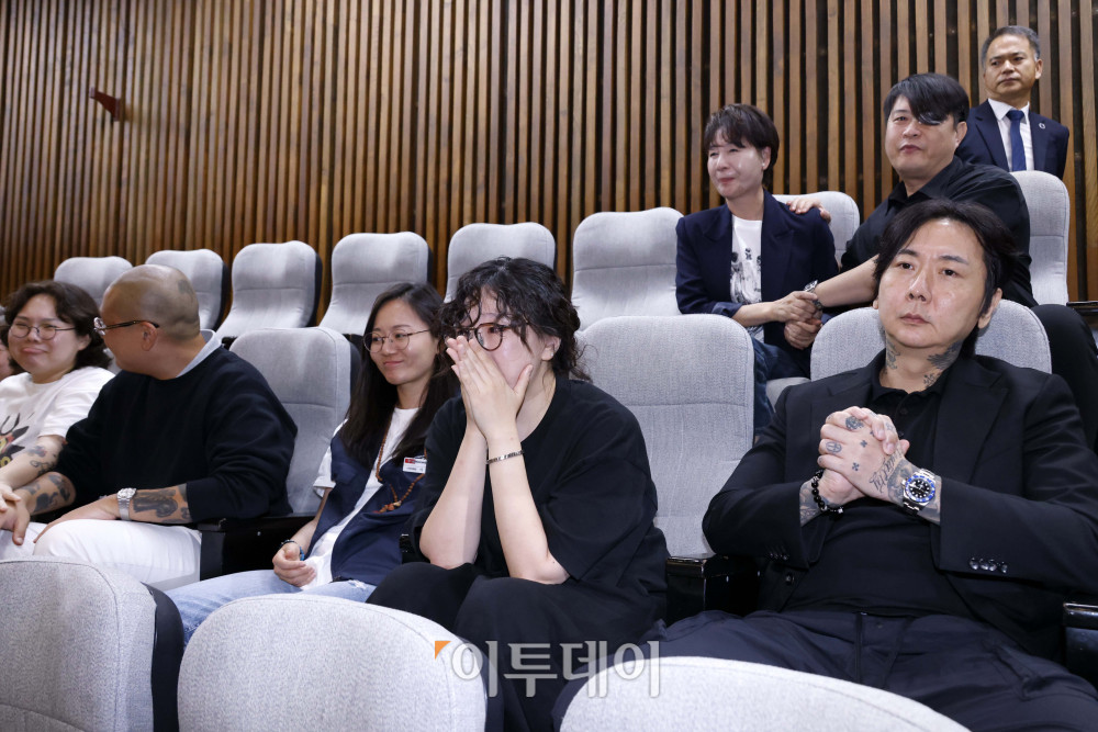 ▲25일 서울 여의도 국회에서 열린 본회의에서 문신사법안이 가결되자 타투이스트들이 기뻐하고 있다. 고이란 기자 photoeran@