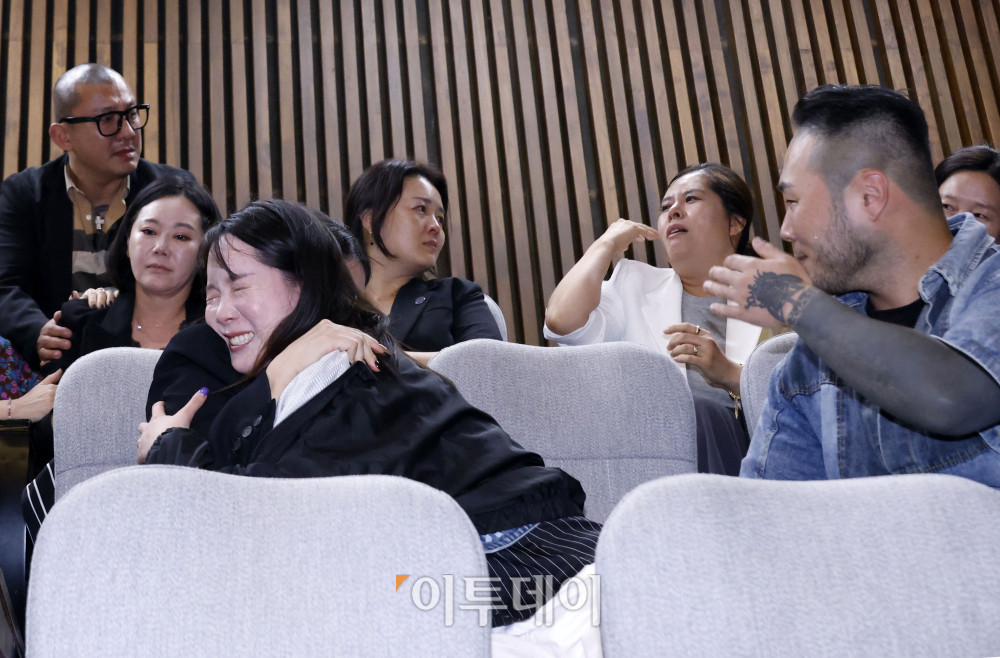 ▲25일 서울 여의도 국회에서 열린 본회의에서 문신사법안이 가결되자 타투이스트들이 기뻐하고 있다. 고이란 기자 photoeran@ 