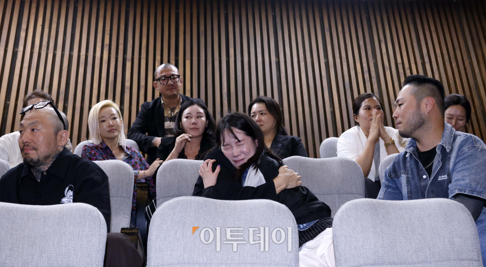 ▲25일 서울 여의도 국회에서 열린 본회의에서 문신사법안이 가결되자 타투이스트들이 기뻐하고 있다. 고이란 기자 photoeran@ 