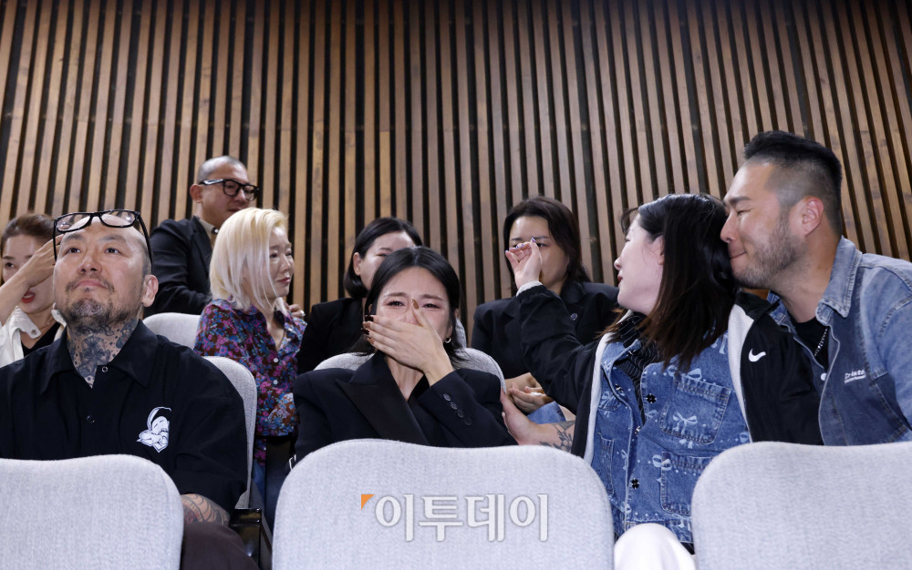 ▲25일 서울 여의도 국회에서 열린 본회의에서 문신사법안이 가결되자 타투이스트들이 기뻐하고 있다. 고이란 기자 photoeran@