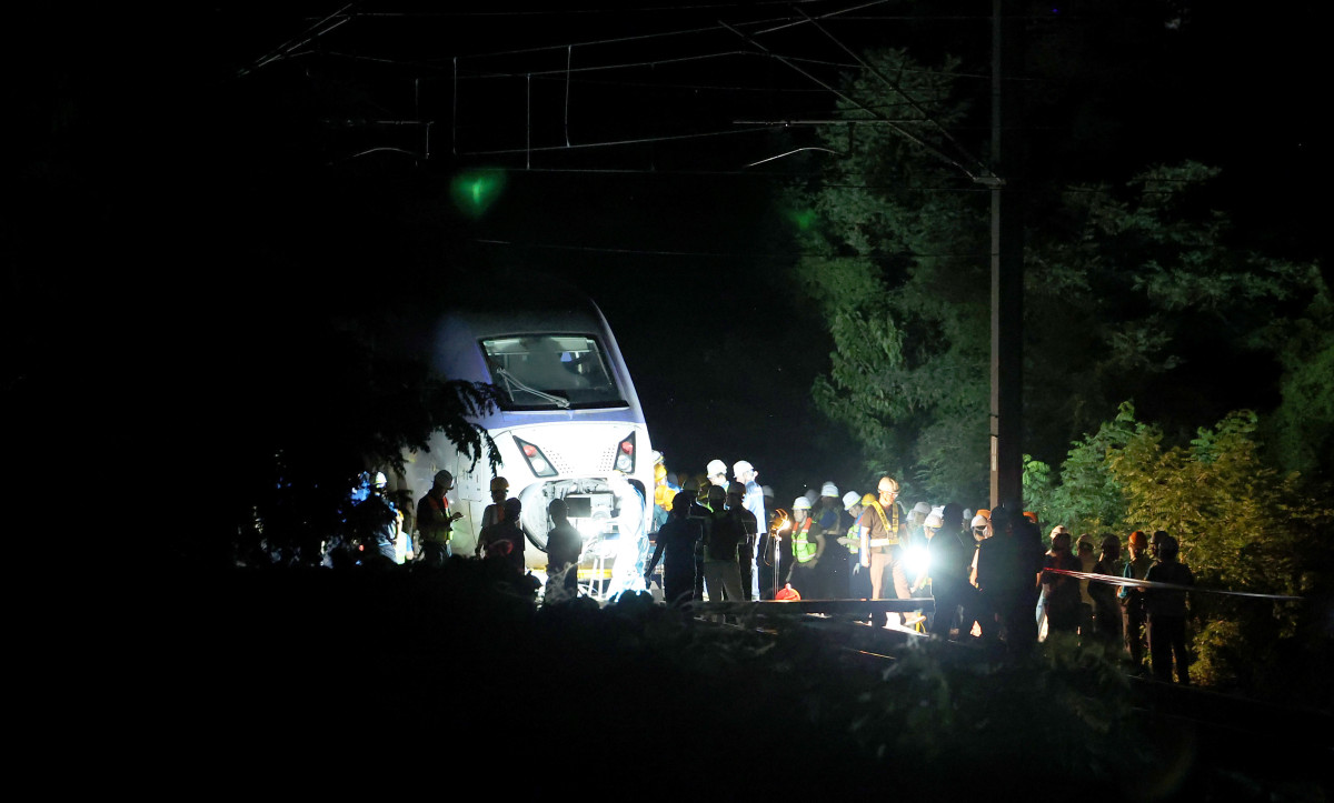 ▲지난해 8월 18일 오후 경북 경산시 진량읍 일대 경부고속선에서 한국철도공사(코레일) 관계자들이 긴급복구 작업을 하고 있다. 이날 오후 동대구역에서 신경주역을 향하던 경부고속선 서울발 부산행 KTX 열차의 바퀴 1개가 경산시 진량읍 일대에서 궤도를 이탈했다. (뉴시스)