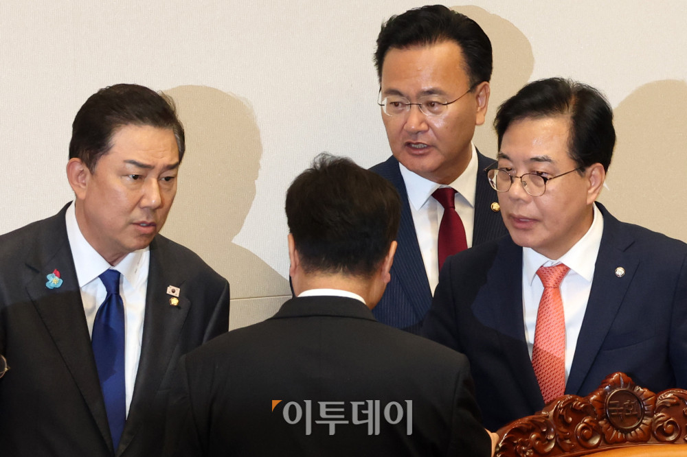 ▲우원식 국회의장이 25일 서울 여의도 국회 본회의에서 공익신고자 보호법 개정안, 민주유공자 예우에 관한 법률안, 공공기관 운영에 관한 법률안 개정안, 통계법 개정안 신속처리안건 지정동의의 건에 대한 개표 진행 중 무효표와 관련해 김병기 더불어민주당 원내대표, 송언석 국민의힘 원내대표, 유상범 원내수석부대표와 논의하고 있다. 고이란 기자 photoeran@ 