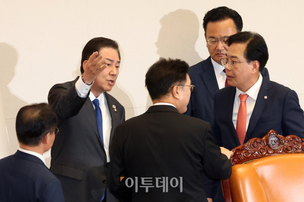 ▲우원식 국회의장이 25일 서울 여의도 국회 본회의에서 공익신고자 보호법 개정안, 민주유공자 예우에 관한 법률안, 공공기관 운영에 관한 법률안 개정안, 통계법 개정안 신속처리안건 지정동의의 건에 대한 개표 진행 중 무효표와 관련해 김병기 더불어민주당 원내대표, 허영 원내정책수석부대표, 송언석 국민의힘 원내대표, 유상범 원내수석부대표와 논의하고 있다. 고이란 기자 photoeran@ 