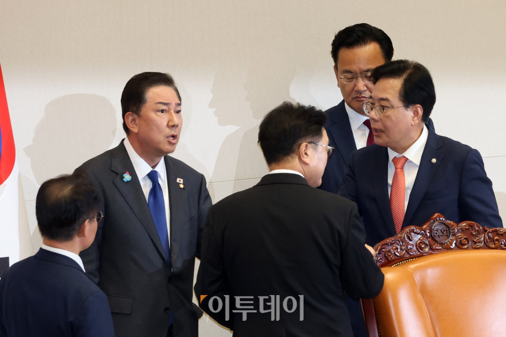 ▲우원식 국회의장이 25일 서울 여의도 국회 본회의에서 공익신고자 보호법 개정안, 민주유공자 예우에 관한 법률안, 공공기관 운영에 관한 법률안 개정안, 통계법 개정안 신속처리안건 지정동의의 건에 대한 개표 진행 중 무효표와 관련해 김병기 더불어민주당 원내대표, 허영 원내정책수석부대표, 송언석 국민의힘 원내대표, 유상범 원내수석부대표와 논의하고 있다. 고이란 기자 photoeran@ 