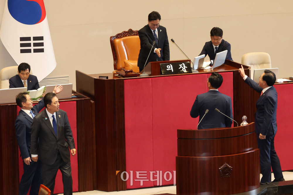 ▲우원식 국회의장이 25일 서울 여의도 국회 본회의에서 공익신고자 보호법 개정안, 민주유공자 예우에 관한 법률안, 공공기관 운영에 관한 법률안 개정안, 통계법 개정안 신속처리안건 지정동의의 건에 대한 개표 진행 중 명패수보다 투표수가 한 매 더 나오자 김병기 더불어민주당 원내대표, 허영 원내정책수석부대표, 송언석 국민의힘 원내대표, 유상범 원내수석부대표와 논의하고 있다. 고이란 기자 photoeran@ 