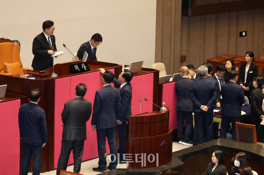 ▲우원식 국회의장이 25일 서울 여의도 국회 본회의에서 공익신고자 보호법 개정안, 민주유공자 예우에 관한 법률안, 공공기관 운영에 관한 법률안 개정안, 통계법 개정안 신속처리안건 지정동의의 건에 대한 개표 진행 중 명패수보다 투표수가 한 매 더 나오자 김병기 더불어민주당 원내대표, 허영 원내정책수석부대표, 송언석 국민의힘 원내대표, 유상범 원내수석부대표와 논의하고 있다. 고이란 기자 photoeran@ 